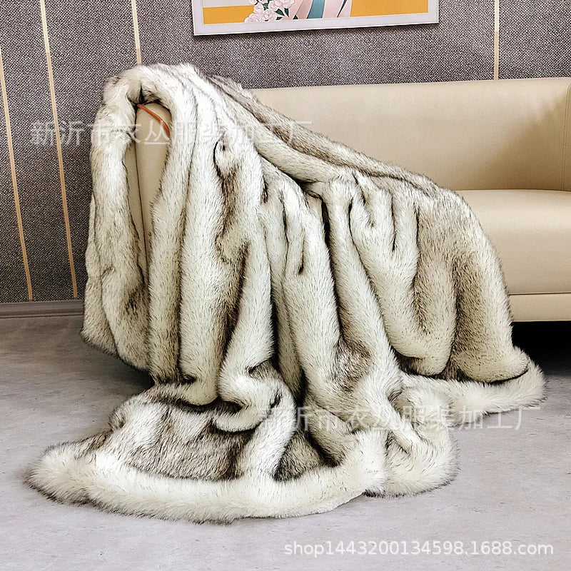 Plaid fausse fourrure Nuitara — drapé sur fauteuil, ambiance luxe et cocooning