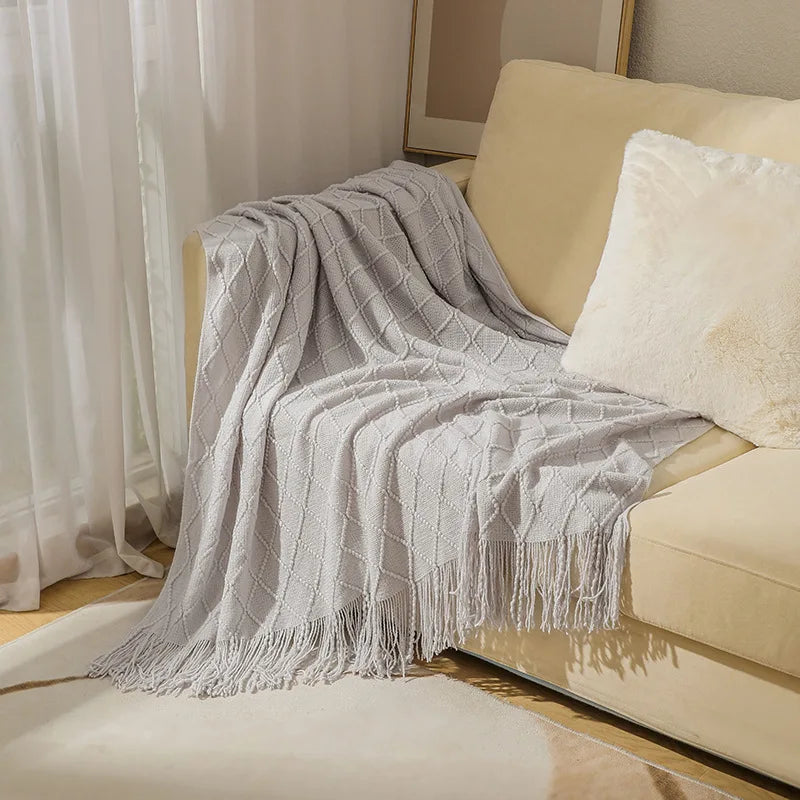 Plaid tricoté oversized à pompons — Chaleur boho & cocooning visuel